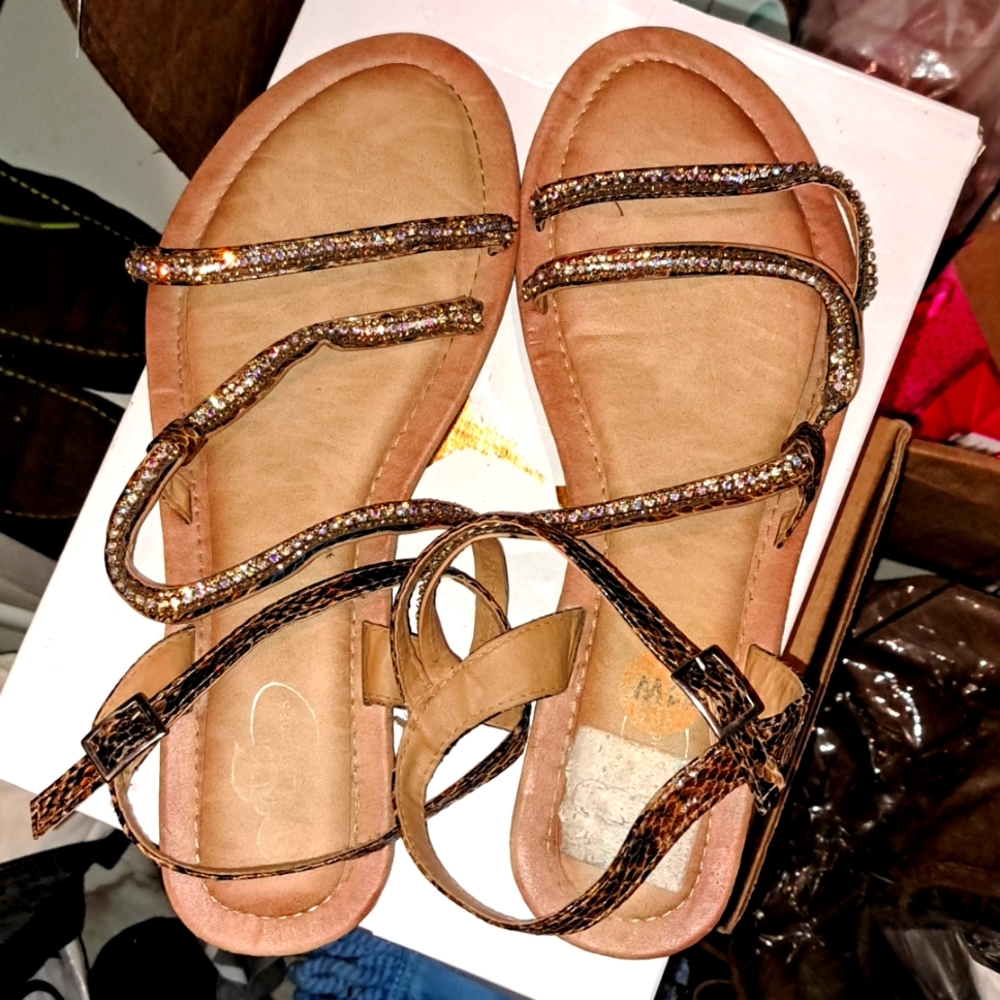 A PAIR OF GLITSY SANDALS